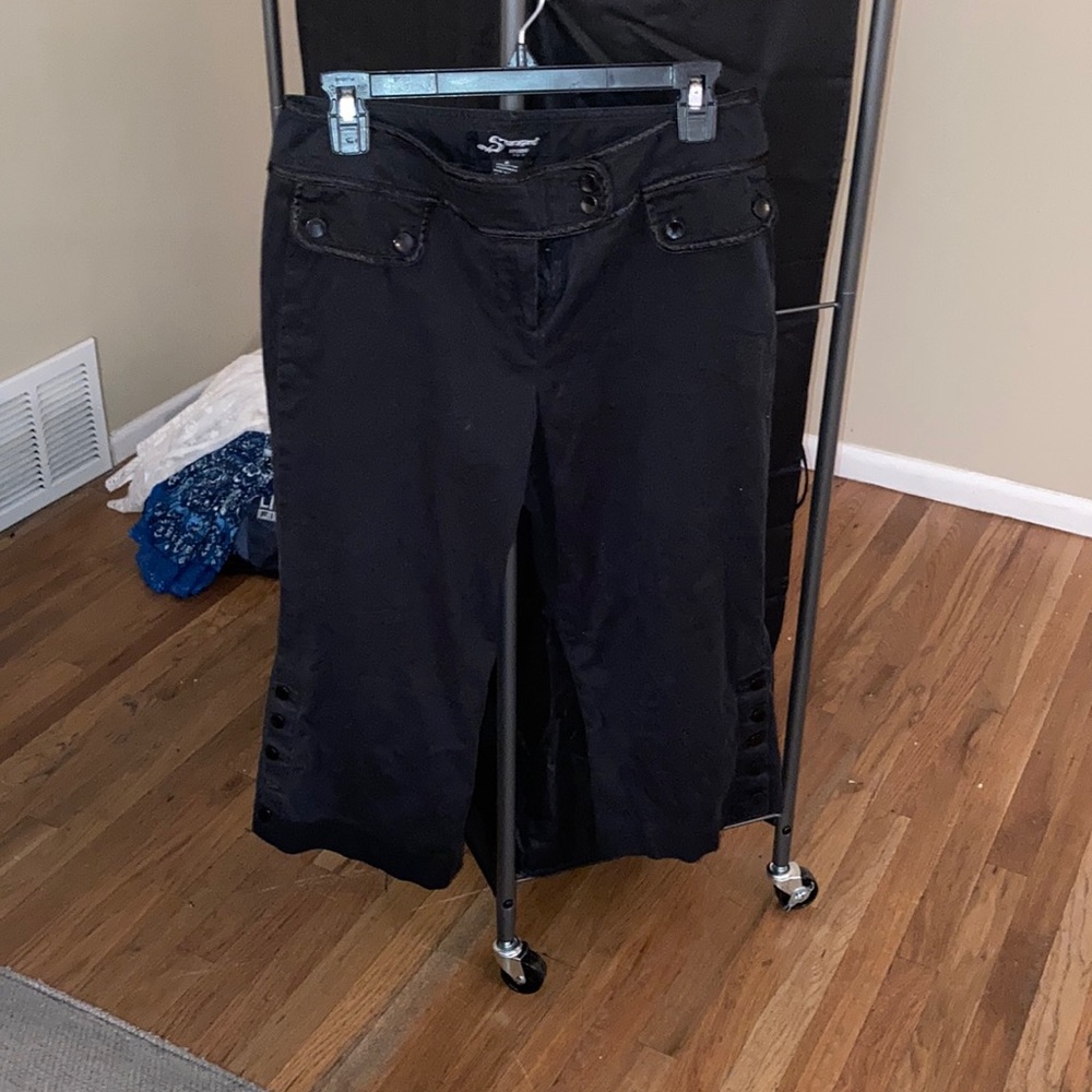 Black capris